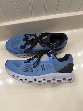 On Cloudmonster Women’s Size 9 – $90